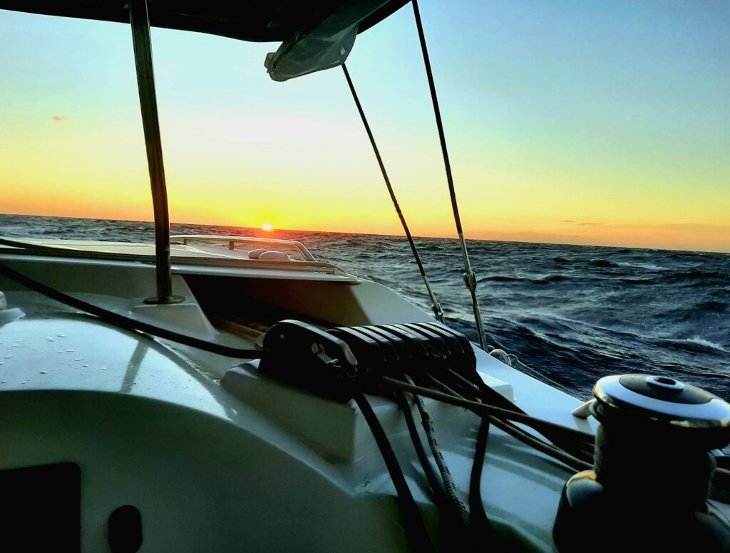 Sonnenaufgang nach stürmischer Nacht. Wir sind hinter Rhodos. Die Türkei liegt bereits weit hinter uns. Afrika liegt auf Kurs 270 Grad vor uns.