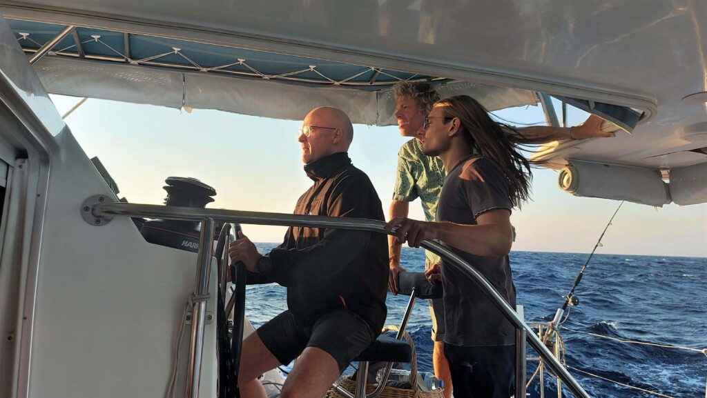 Die Crew macht sich mit dem Boot vertraut.