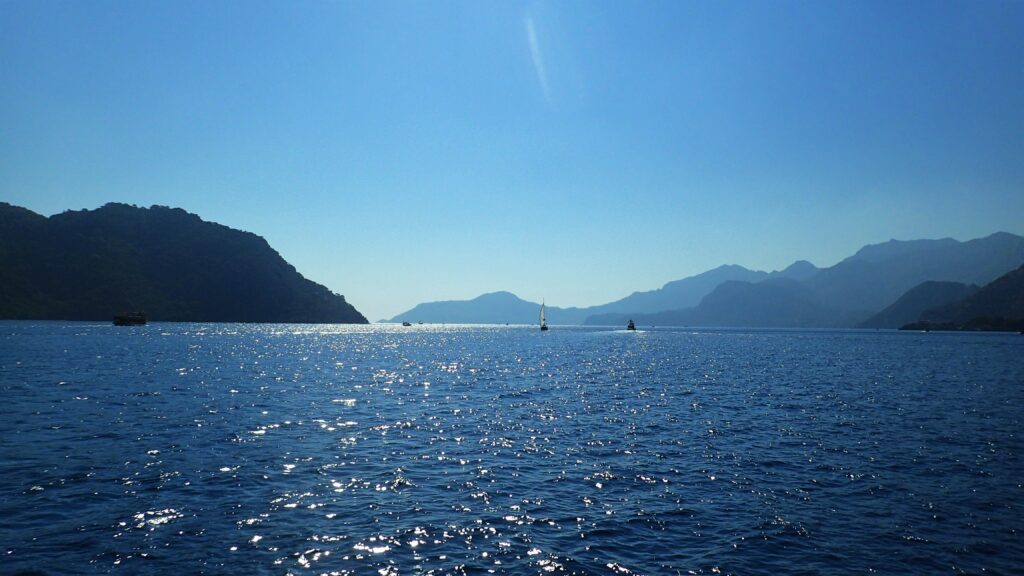 Wir verlassen die Bucht von Marmaris bei bei wolkenlosem Himmel und Sonnenschein.