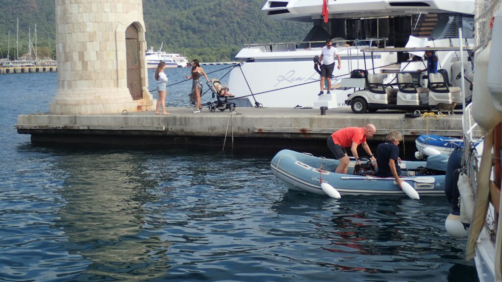 Proviant wird mit dem Ding zum Boot gefahren.