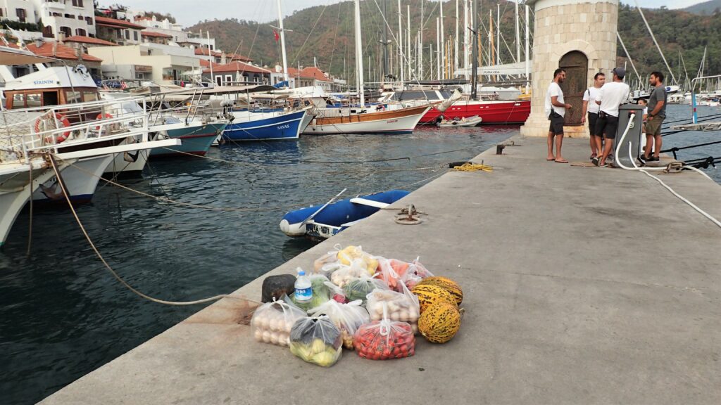 Gemüse und Obst für die Überfahrt von der Türkei nach Tunesien wird von Händler direkt zum Kai geliefert.