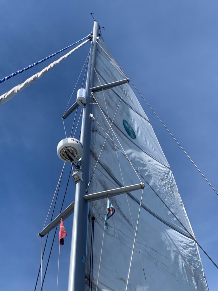 Das Großsegel ist gesetzt.