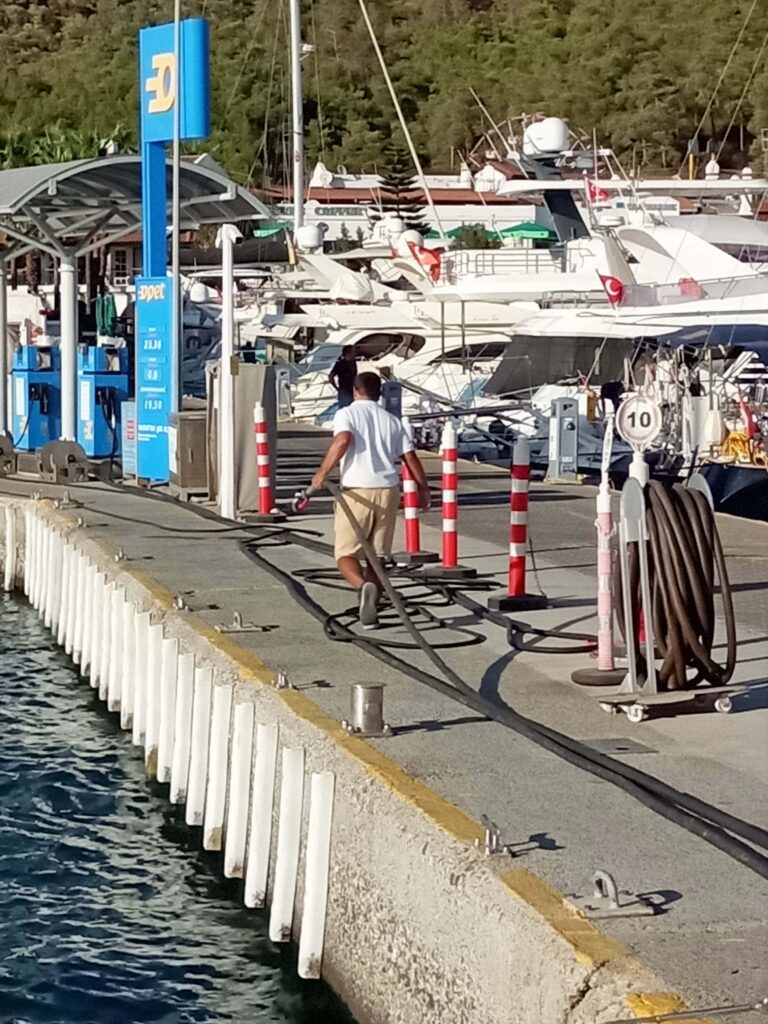 Diesel und Frischwasser wird für die Überfahrt gebunkert.