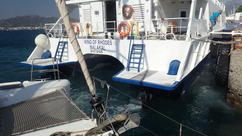 Wir schaffen es vor den Passagieren einer Fähre aus Griechenland bei den Behörden zu sein.