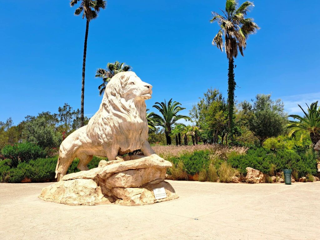 Löwen Statue am Eingang des Zoo