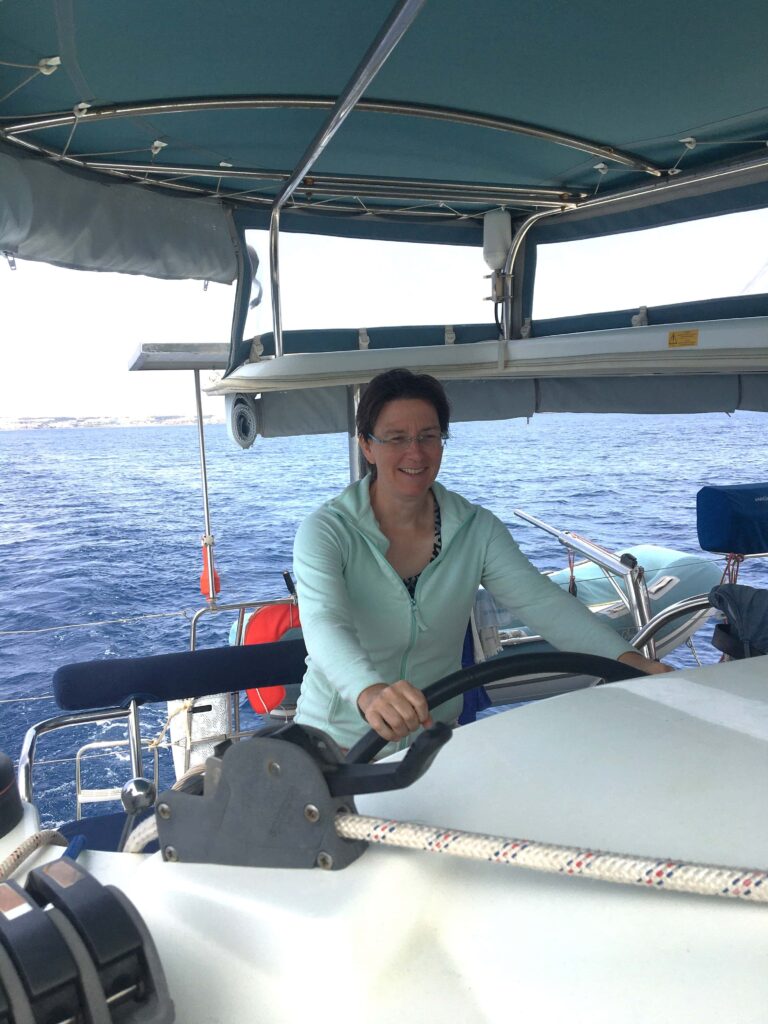 Sabine am Steuerstand