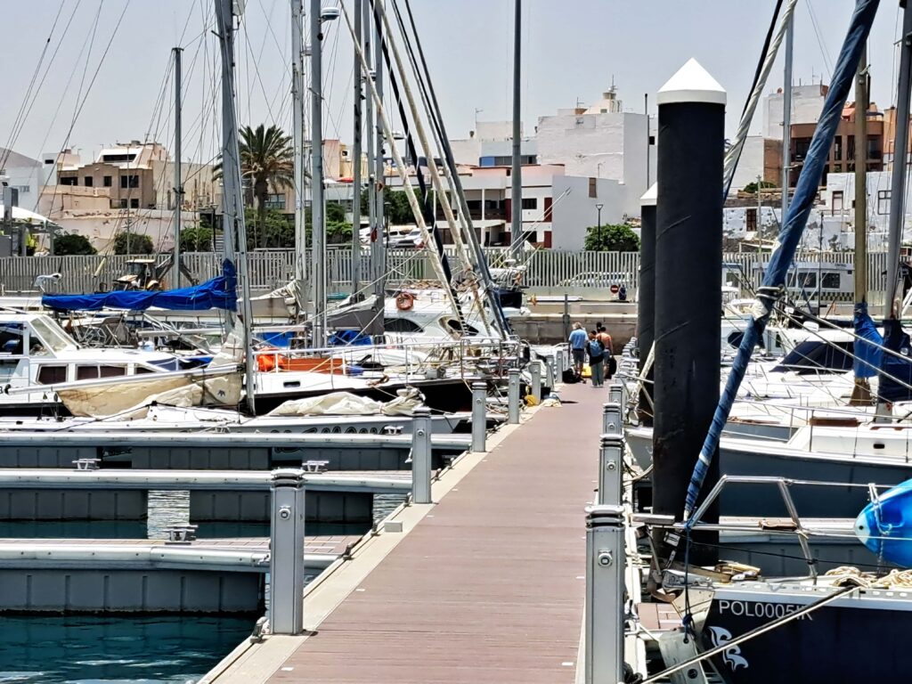 Sabine kommt an Bord Marina Puerto del Rosario