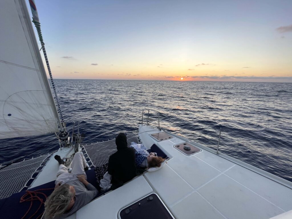 Segeln in den Sonnenuntergang