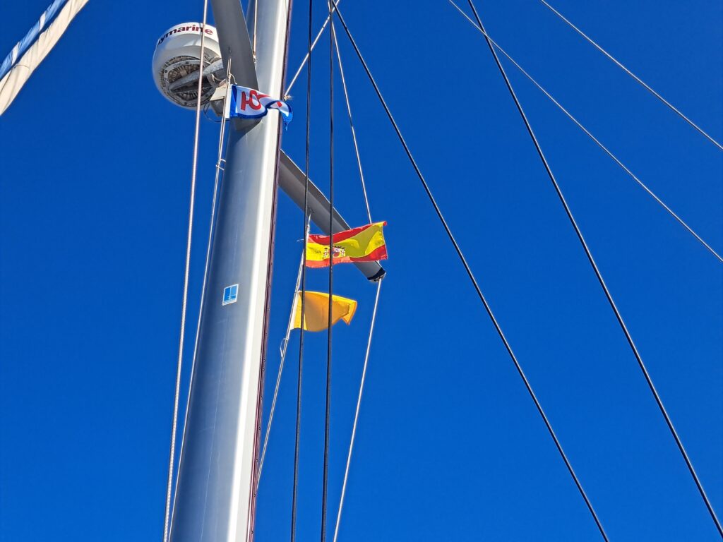 Spanische Flagge gehisst