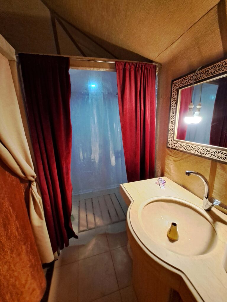 Waschbecken und Dusche im Berberzelt