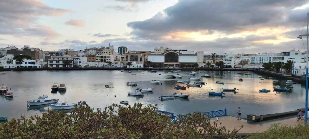 Arrecife Promenade mit Flusslauf