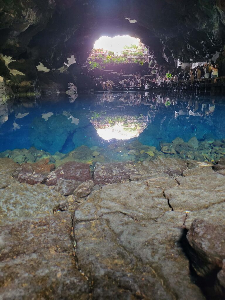 Blick durch die Hoehle