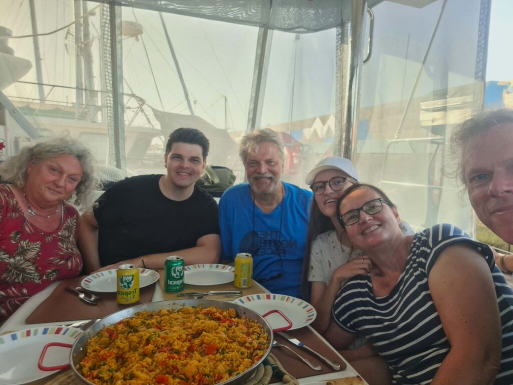 Crew beim Paellaessen