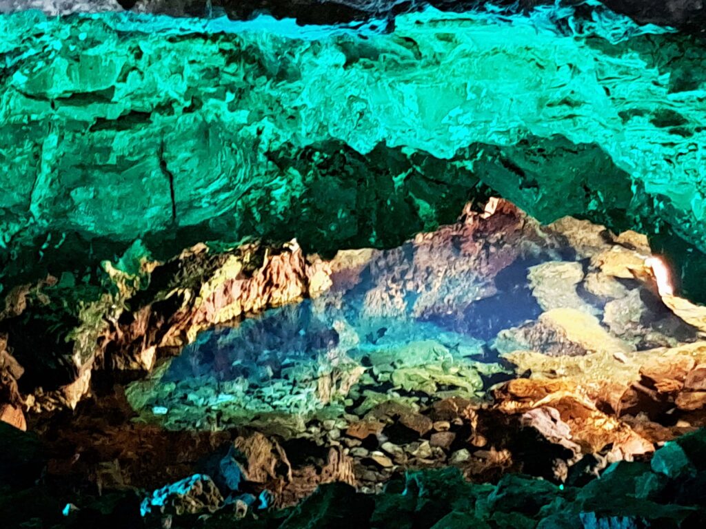 Farbspiel Hoehle Cesar Manrique