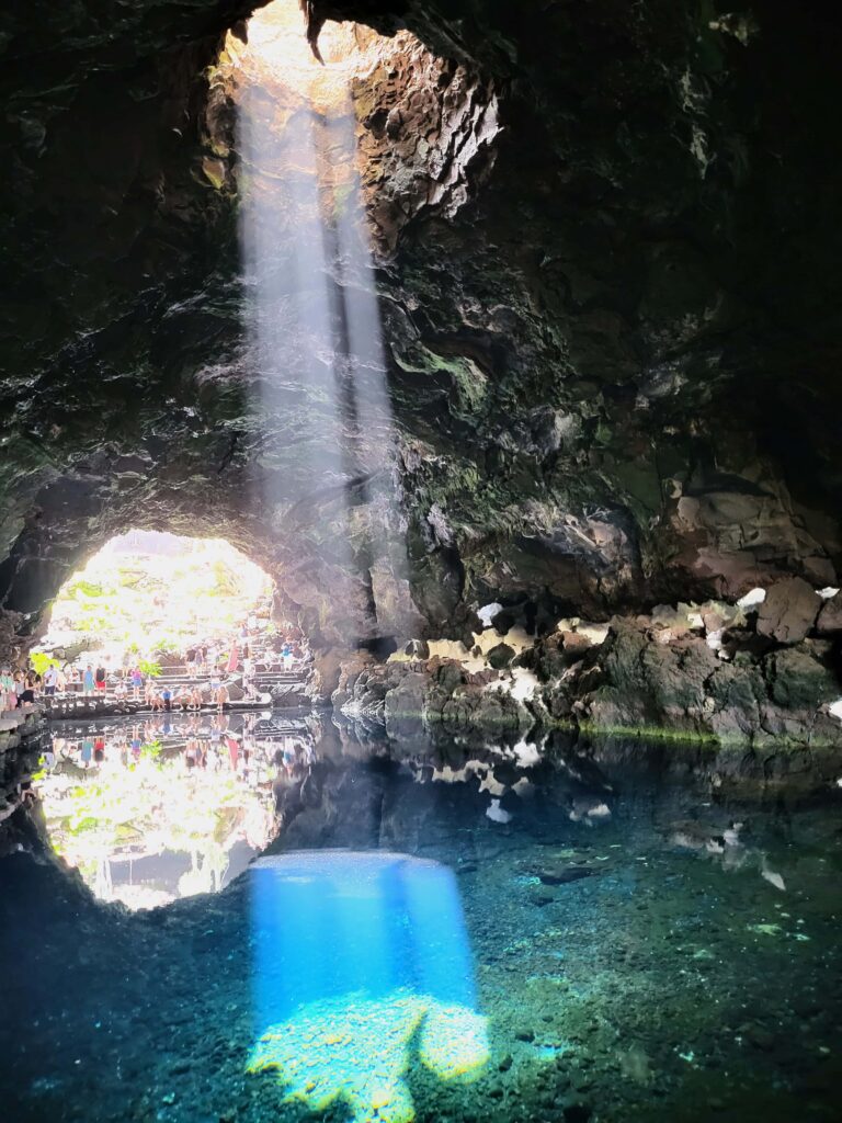 Lichtspiel Hoehle Cesar Manrique