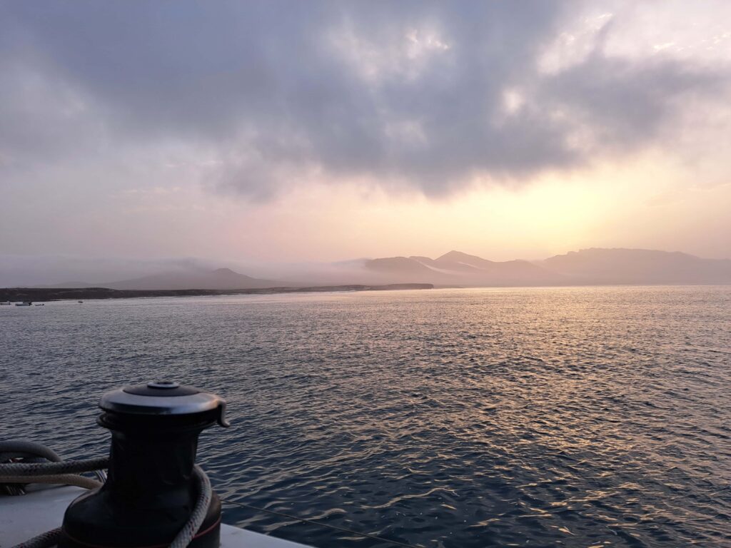 Mystischer Morgenhimmel ueber Puertito de la Cruz