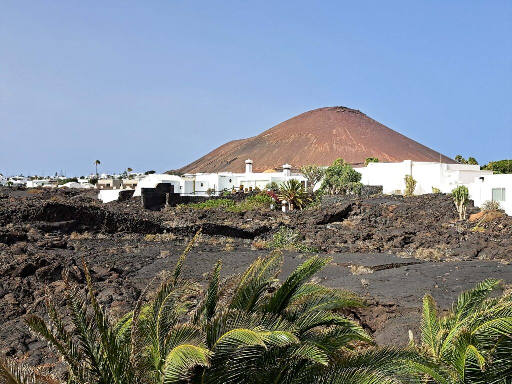 Vulkan und Lavagestein Dorf in Lanzarote