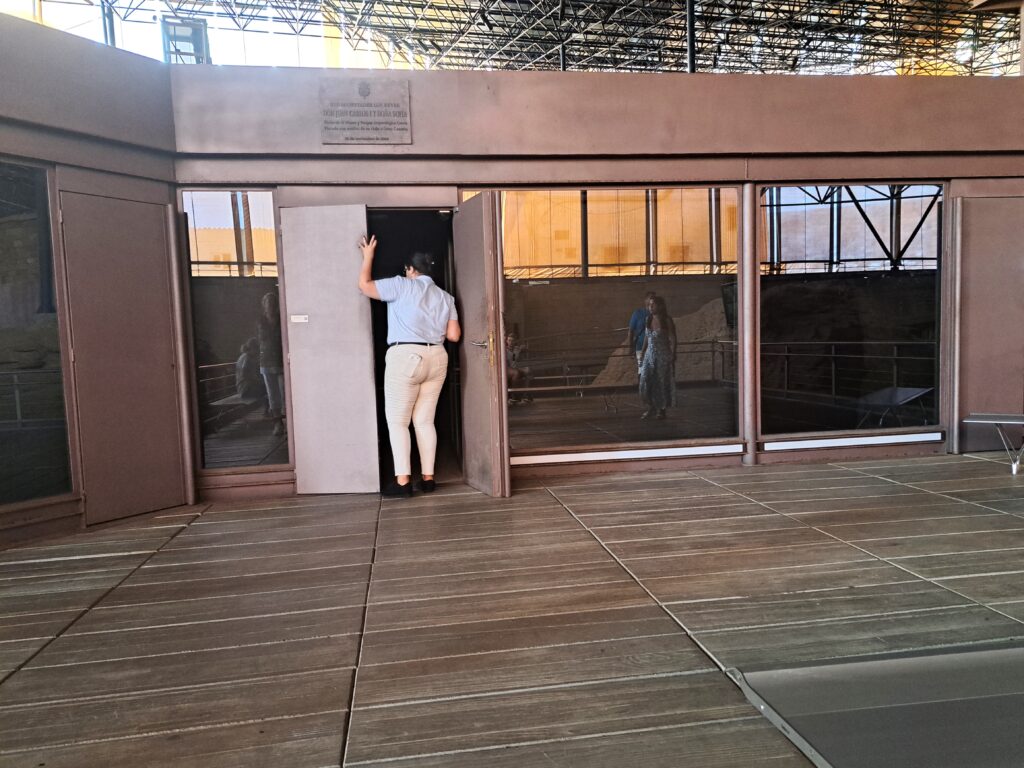 Eingang bemalte Wand