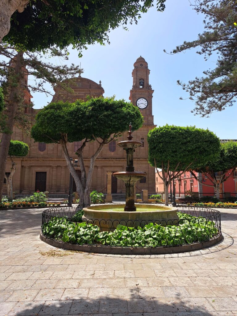 Galdar Springbrunnen und Kirche
