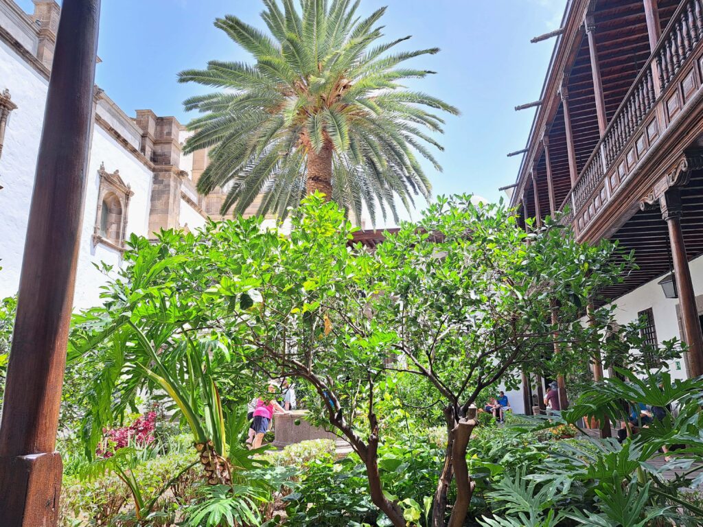 Garten der Kathedrale Santa Ana