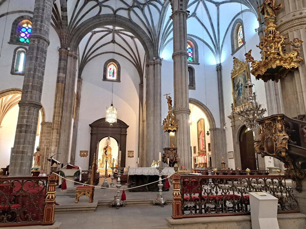 Seitenblick Kirchenschiff Santa Ana