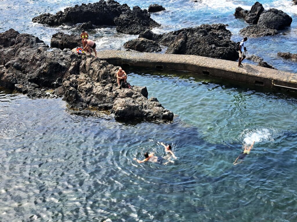 Badegaeste im La Fajana auf La Palma