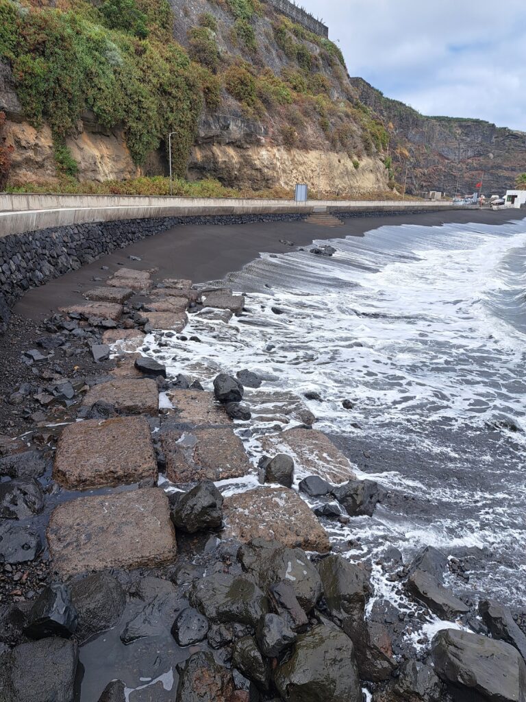 Schwarzer Sandstrand auf La Palma