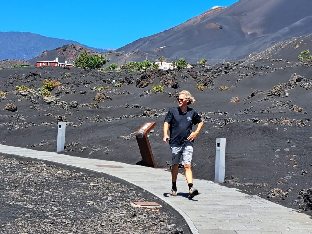 Bernd auf den Ausstellungssteg des Vulkanmuseums