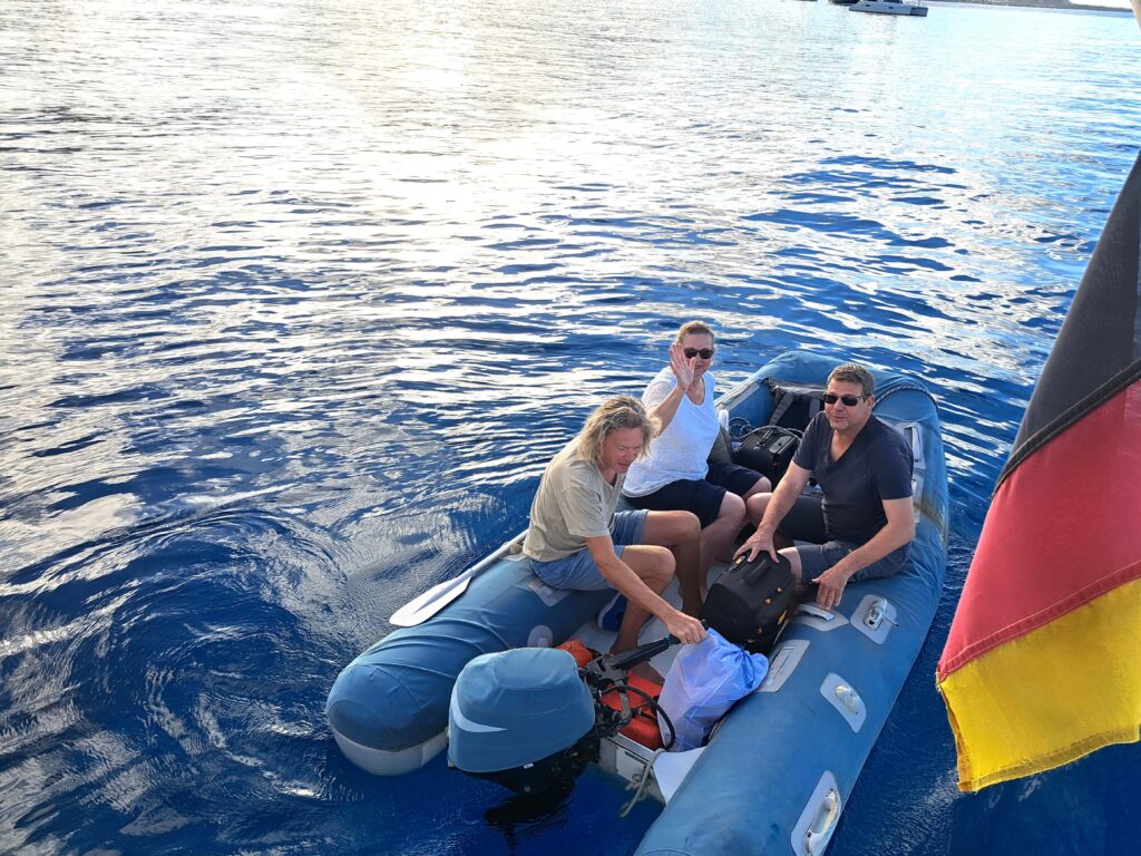 Crew verlaesst das Boot