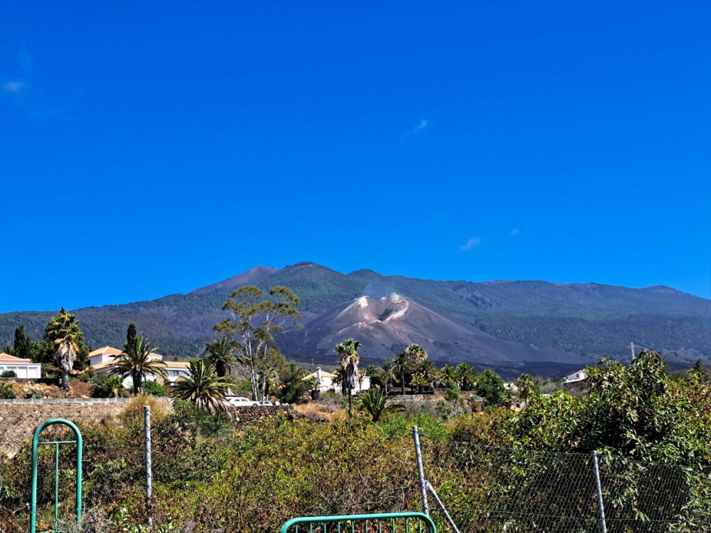 Gruene Doerfer und kahle Vulkanlandschaft