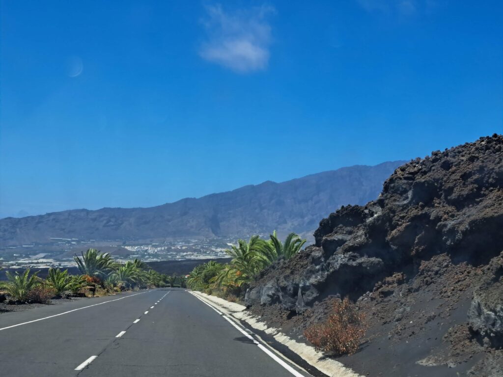 Strasse durch das neue Lavafeld von 2021