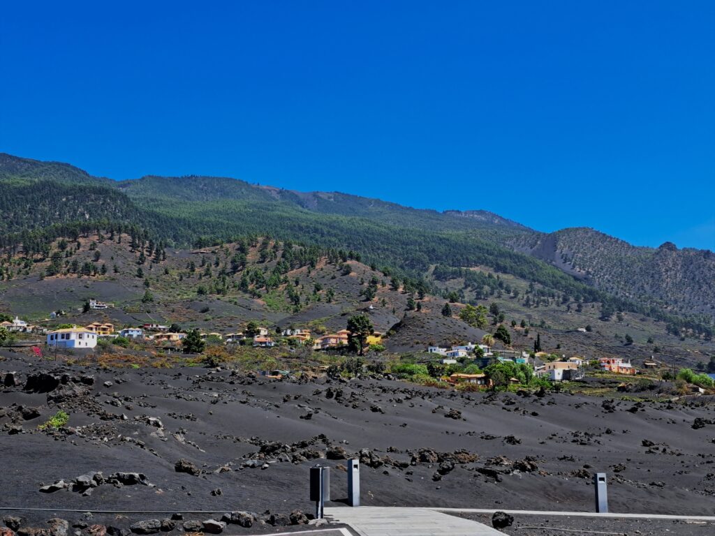 Verschonte Gebaeude vom Lavastrom