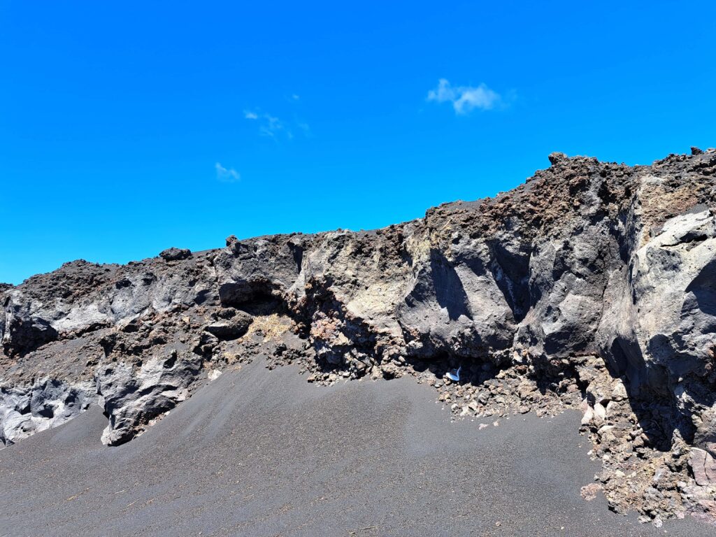Vulkangestein wird zu Sand gerieben
