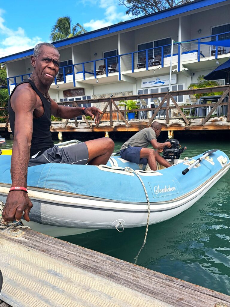 Dinghimotor wird repariert