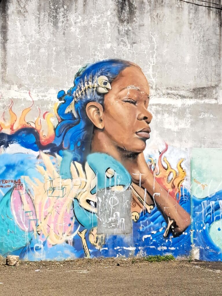 Frau mit Fischgraete im Haar