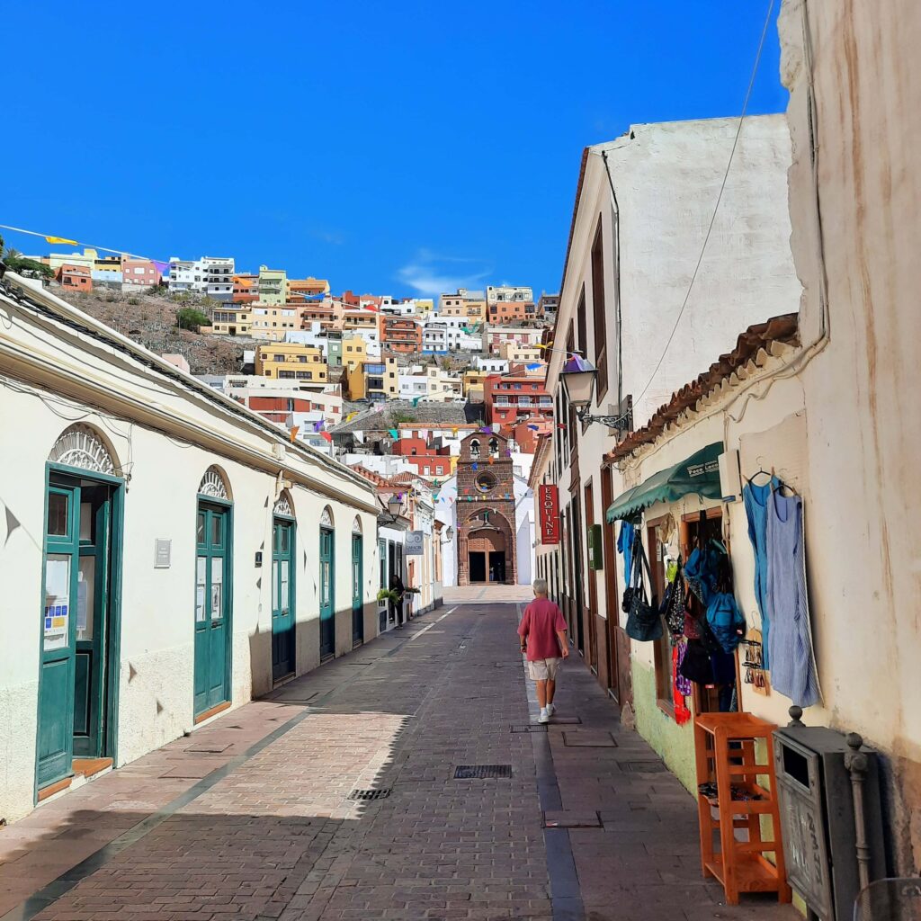 Kirche und Strasse Ort La Gomera
