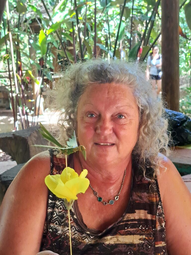 Petra in der Dschungelbar 1