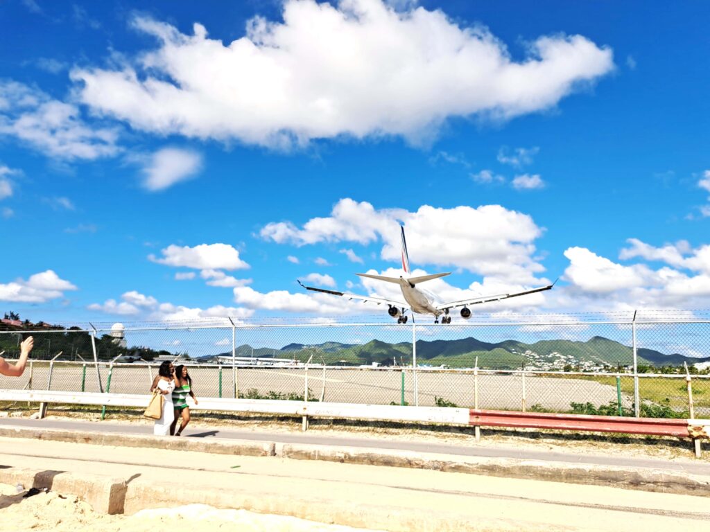 Flugzeug erreicht Landebahn