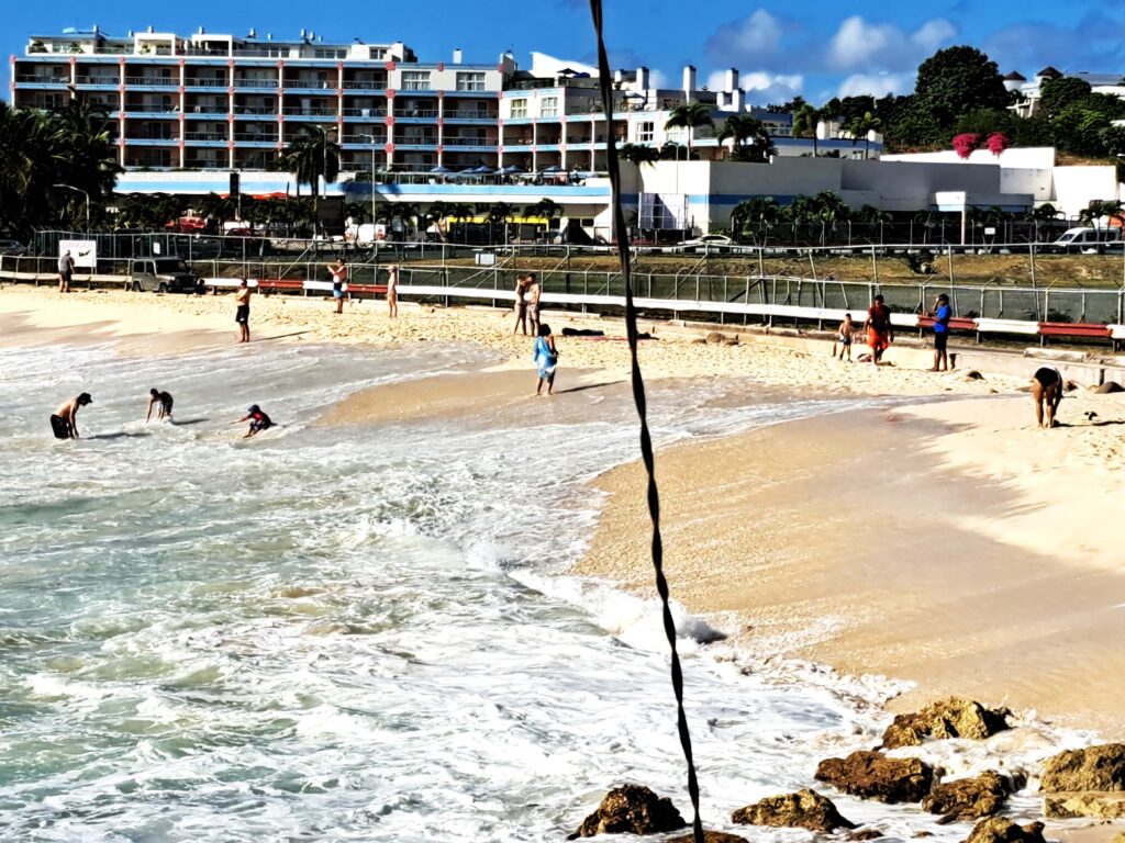 Meer ueberspuelt den Sand