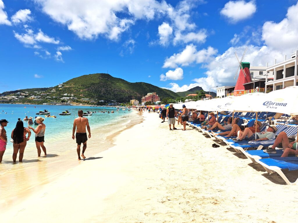 Strand mit Badegaesten