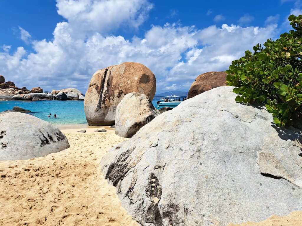Badespaß in Devils Bay. Unbedingt die Flaggen beachten ob Schwimmen erlaubt ist. Das Wasser in Devils Bay sieht harmlos aus - ist es aber nicht, sobald nur ein wenig Wind aus der falschen Richtung kommt.