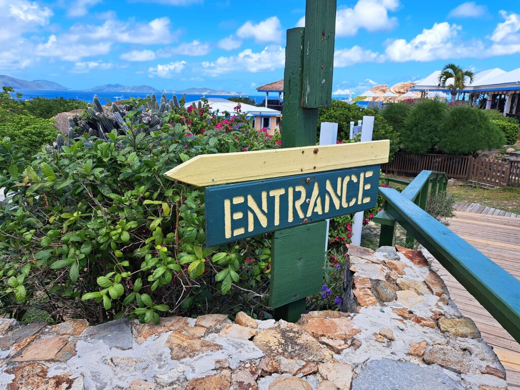 Eingang zum Park, es gibt einen Rundkurs, dem man auch folgen sollte. In den engen stellen ist Gegenverkehr nicht möglich - daher immer alle im Uhrzeigersinn durch The Baths