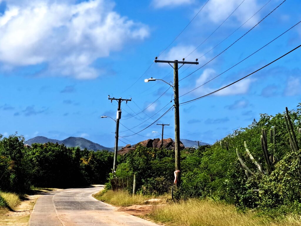 Entlang der Landstraße führt der Weg. Überall sieht man schon erste Granitsteine.