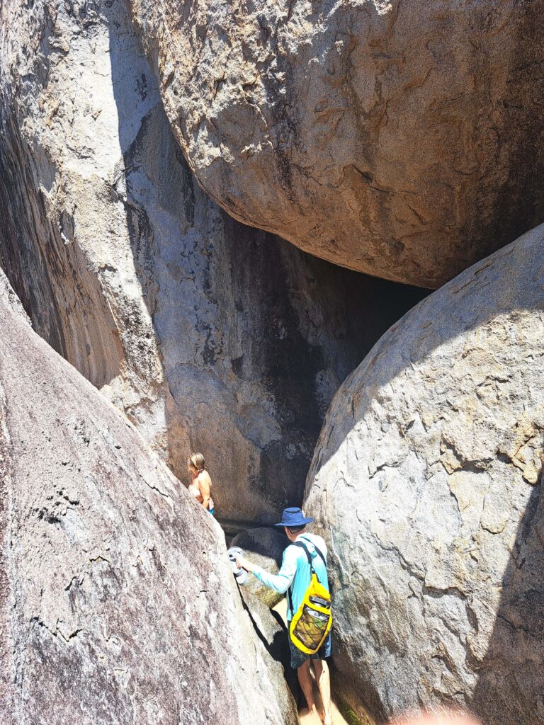 Durch die engen Spalten geht es nur im Gänsemarsch.