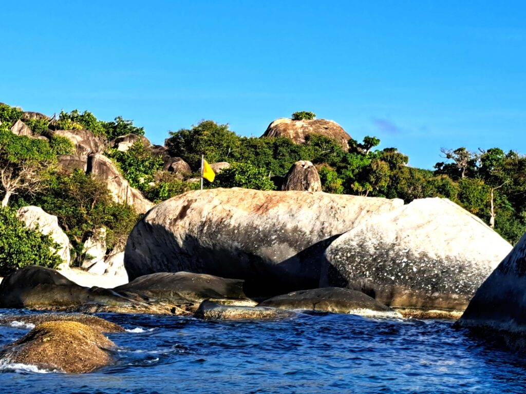 Gelbe Flagge bedeutet Baden erlaubt. Bei der roten Flagge ist Baden tabu.