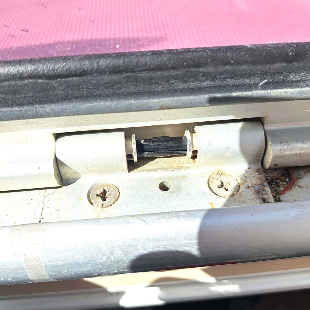 Wenn der Clip entfernt ist kann  man die JHülsen zusammenschieben.