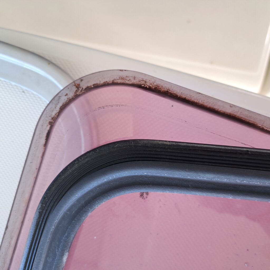 Häufigste Ursache für undichte Luken ist Schmutz bzw. Sand, der sich zwischen Glas und Dichtung setzt.