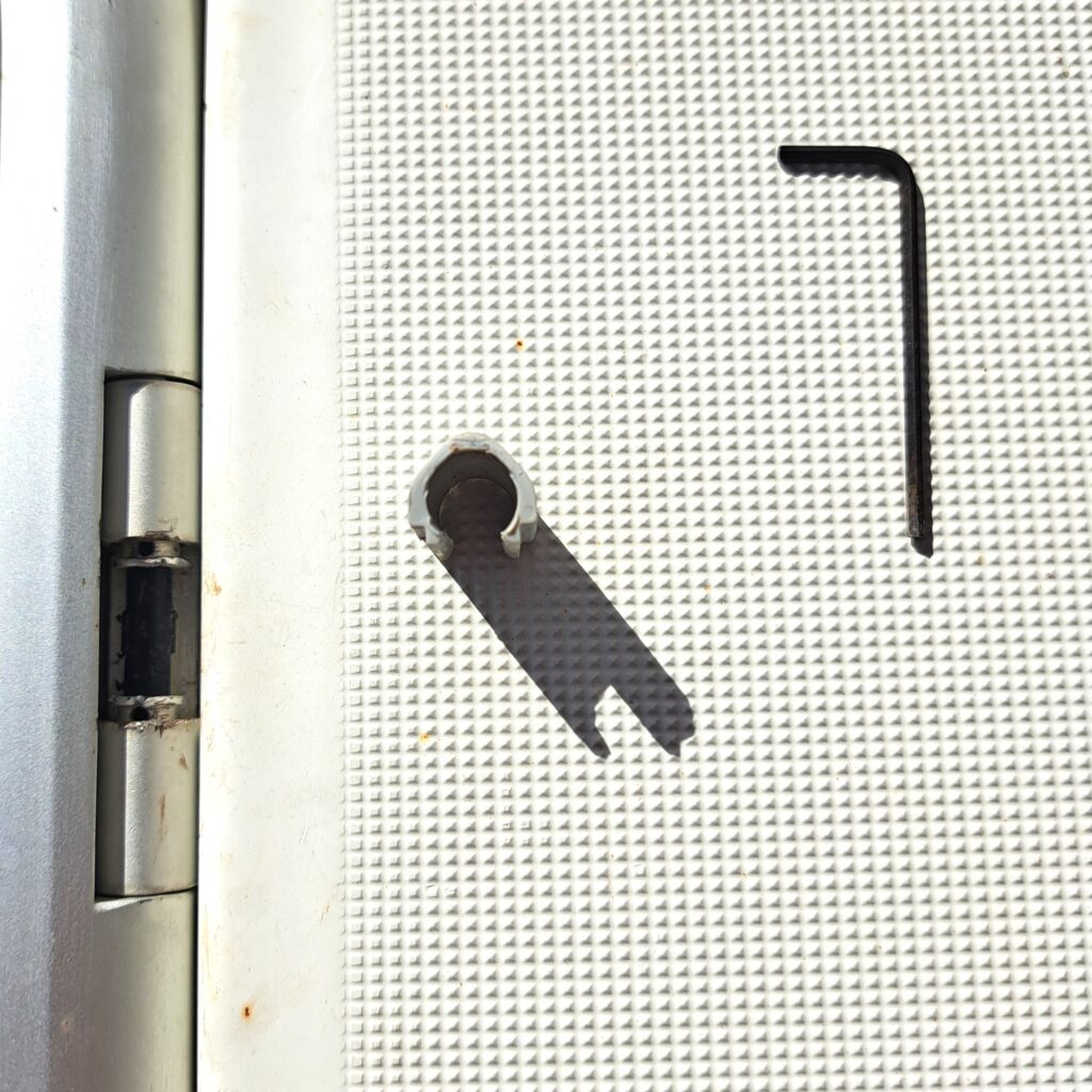 Wichtigster Schritt: Entfernen der Clipse. Sonst lässt sich die Lunke nicht demontieren. Enfach wenn man den Kniff kennt - oder es treibt einen in den Wahnsinn.