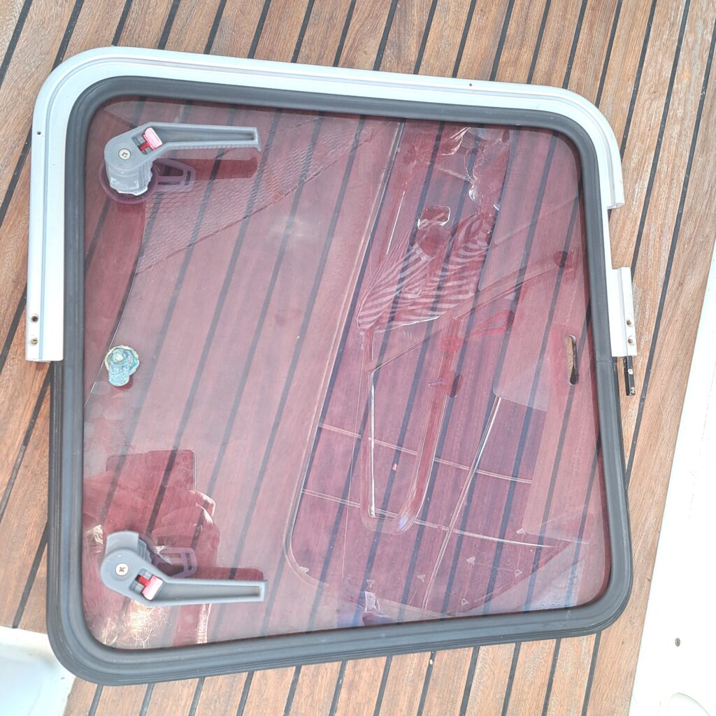 Lewmar Luke mit einseitig demontiertem Rahmen. Unter dem Rahmen ist der Kern des Problems - die Dichtung.