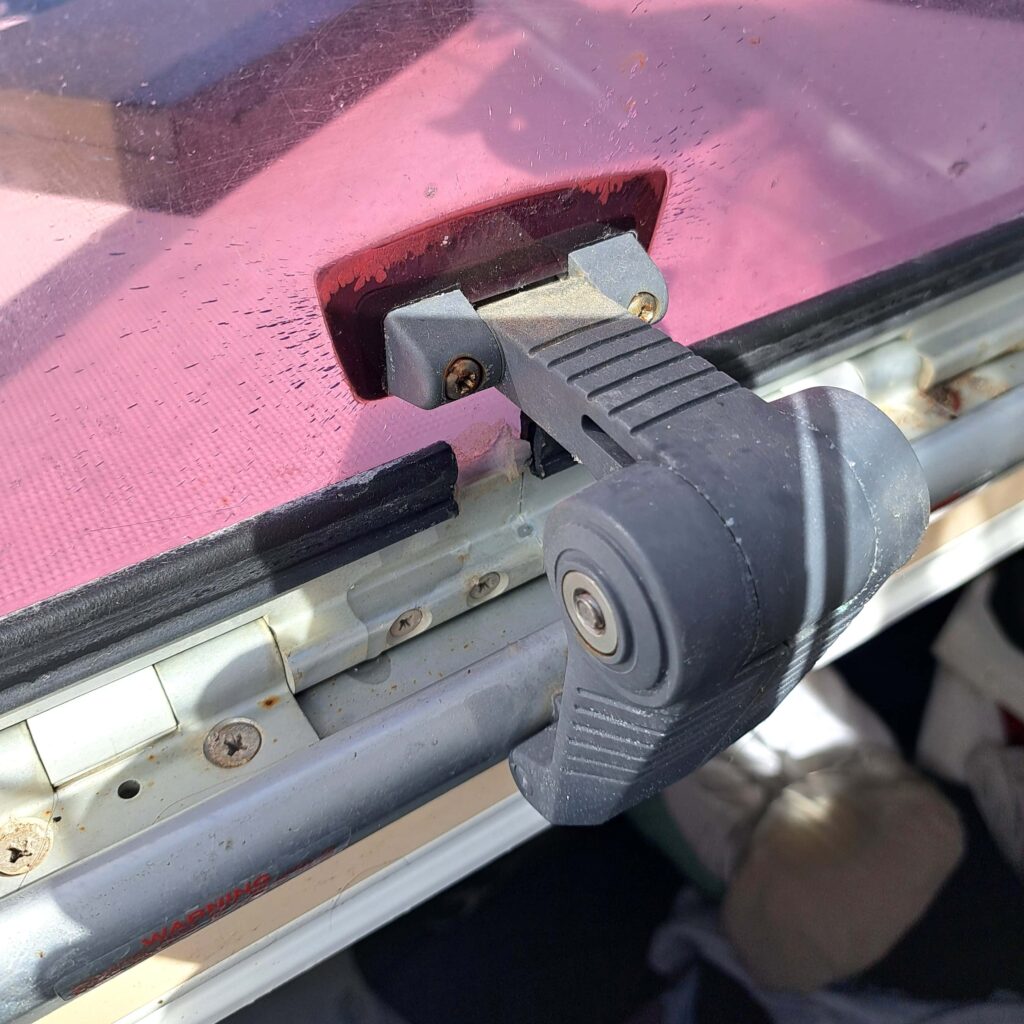 Lewmar Luke mit geschrumpfter Dichtung. Ein typischer Fehler bei diesen Bootsluken.